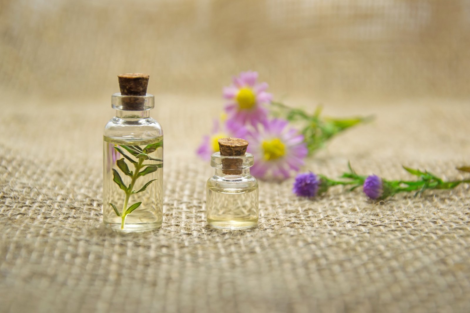 Frascos de essências com flores